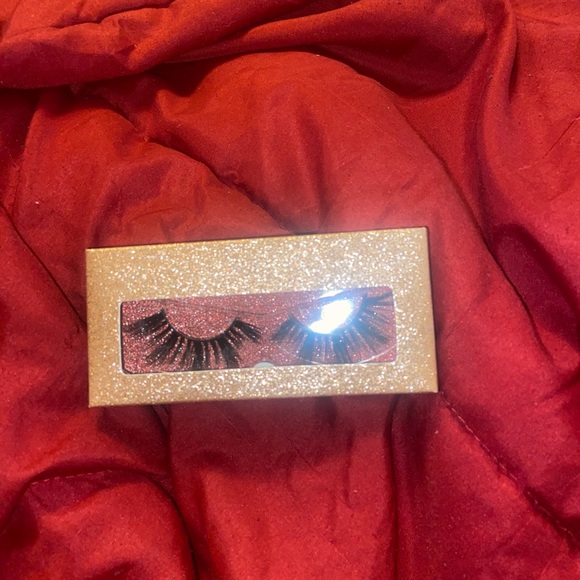 Lashes - Picture 4 of 4